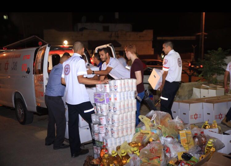 מתנדבי מדא אורזים חבילות מזון במבצע קמחא-דרמדאן בבאקה אל גרביה |צילום : דוברות מדא